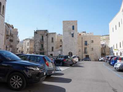 Ci dirigiamo ora verso il secondo edificio: si affaccia in largo San Sabino, quel grande spiazzo adibito a parcheggio alle spalle della Cattedrale